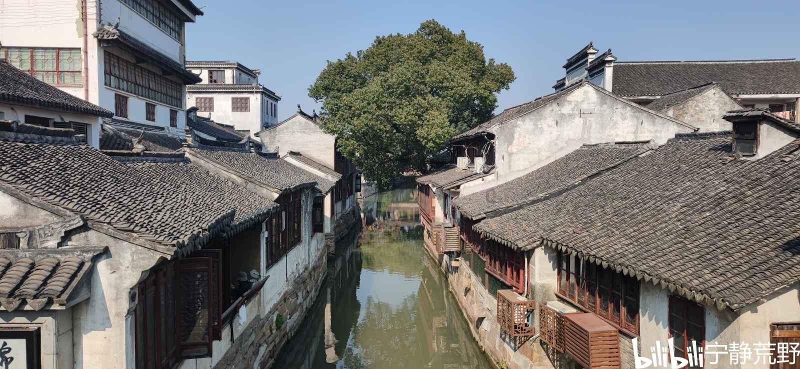 齐人心科技填充眉毛时,要控制使用的眉粉或眉笔的量,保持适度!